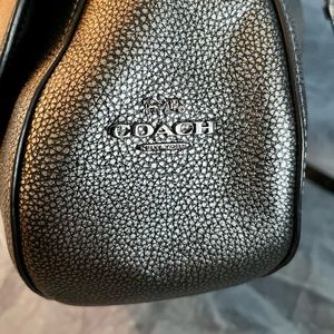 COACH TURNLOCK HOBO IN GUNMETAL EUC